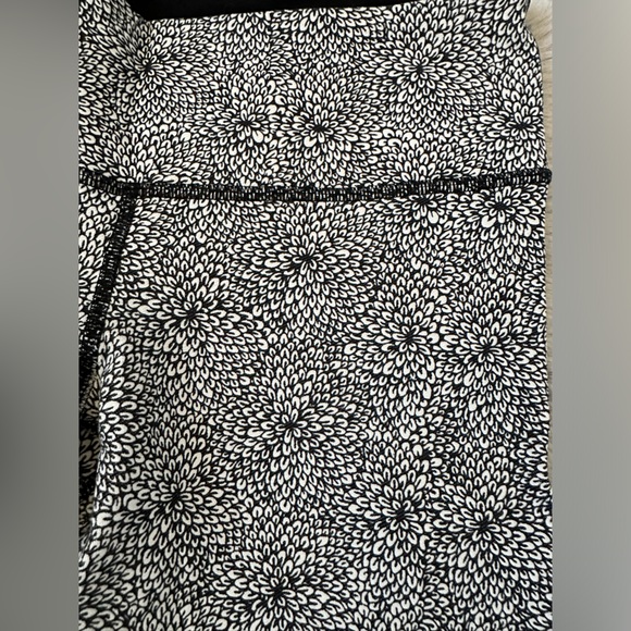 Lululemon dahlia print leggings size 6 - Picture 4 of 5